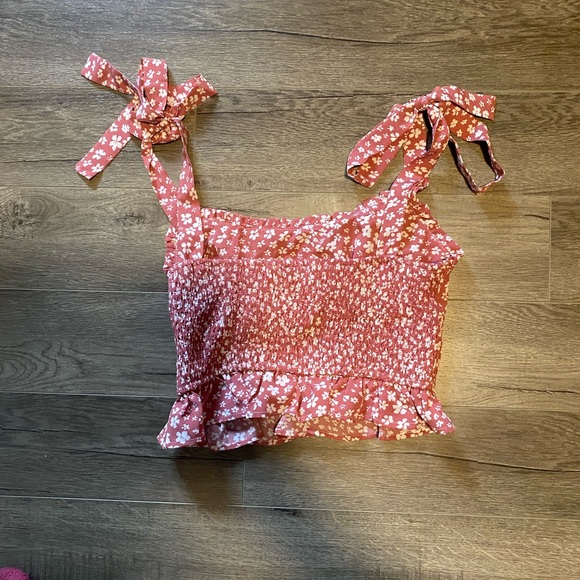 Cute ZAFUL summer floral pink and white tied shirt. Adjustable and stretchy - Picture 2 of 3